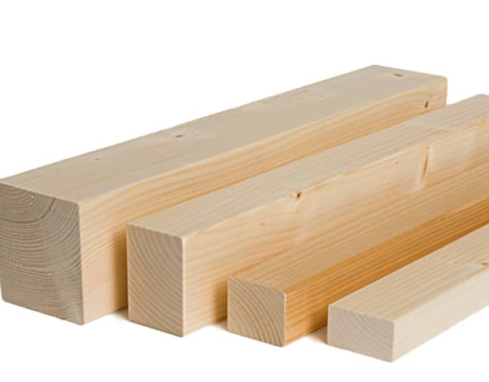 leseni stebri za ograjo